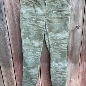 Loft Camo Skinny Pants in Olive Green Size 6